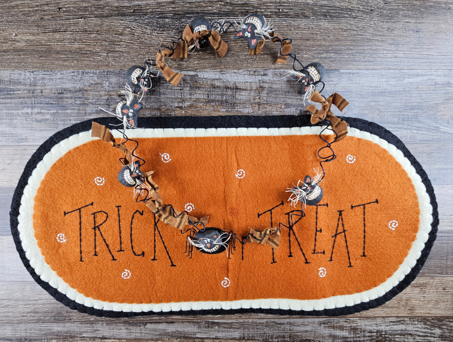 Scaredy Cat Prim Garland